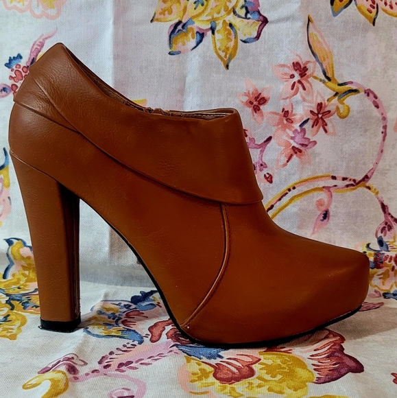 Lena Luisa Camel Heeled Zipper Bootie, Size 6 - Picture 7 of 9